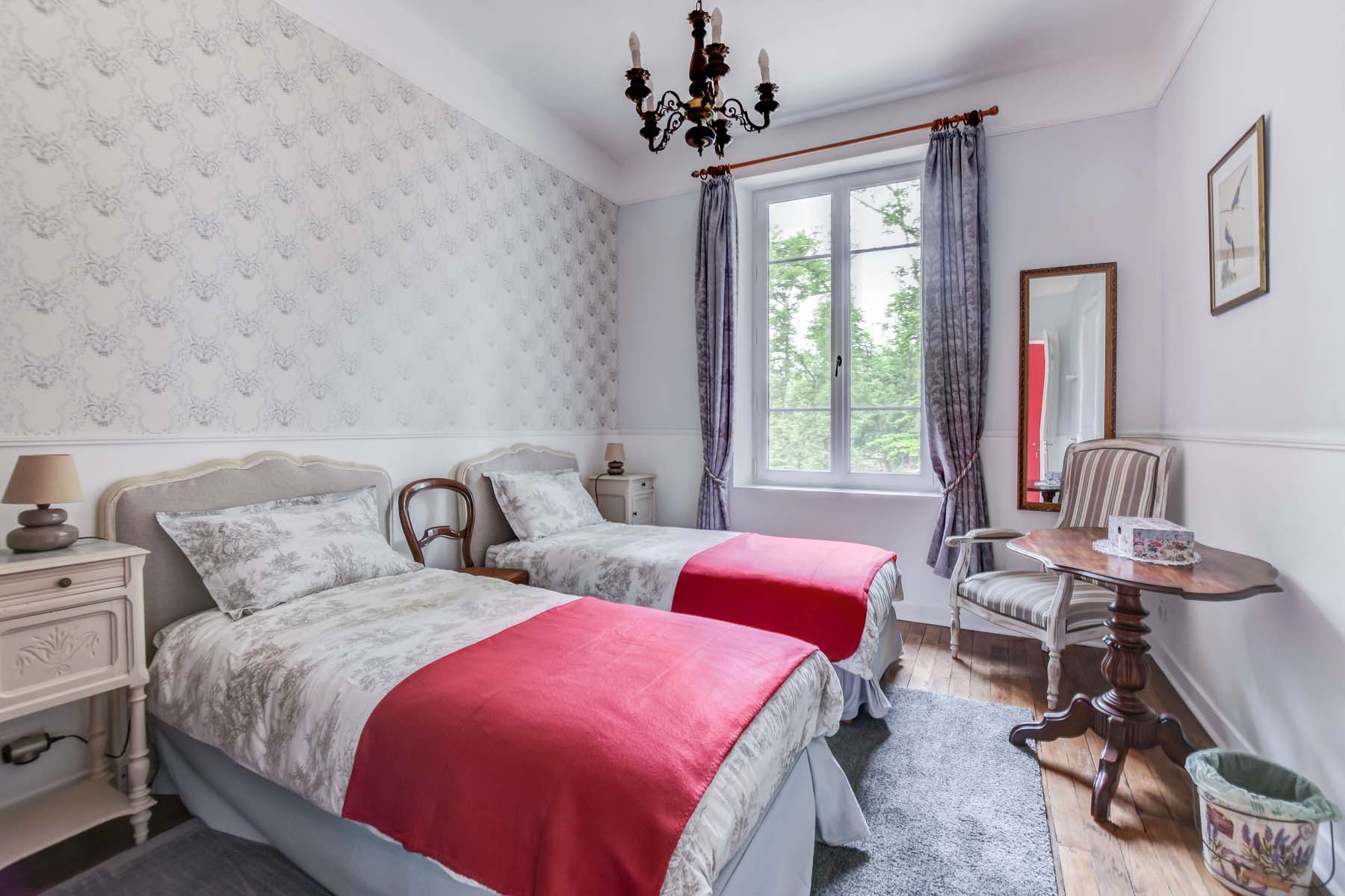 Chambre lits jumeaux, salle de bain en suite, WC séparés, vue sur jardin